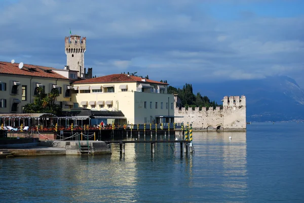 Zamku Sirmione na jezioro garda - brescia - Włochy — Zdjęcie stockowe