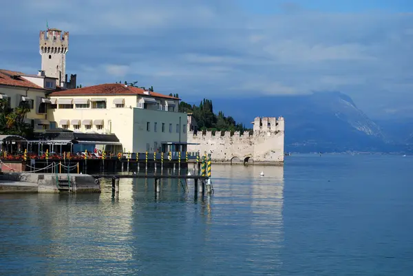 O castelo de Sirmione no Lago de Garda - Brescia - Itália — Fotografia de Stock