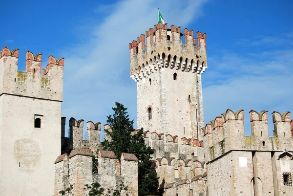 Le château de Sirmione sur le lac de Garde - Brescia - Italie — Photo