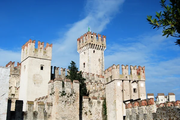 O castelo de Sirmione no Lago de Garda - Brescia - Itália — Fotografia de Stock