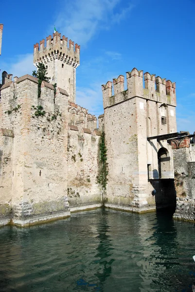 O castelo de Sirmione no Lago de Garda - Brescia - Itália — Fotografia de Stock