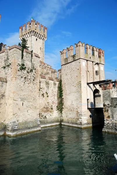 Le château de Sirmione sur le lac de Garde - Brescia - Italie — Photo