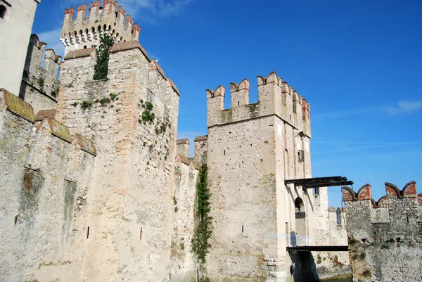 El castillo de Sirmione en el lago de Garda - Brescia - Italia — Foto de Stock