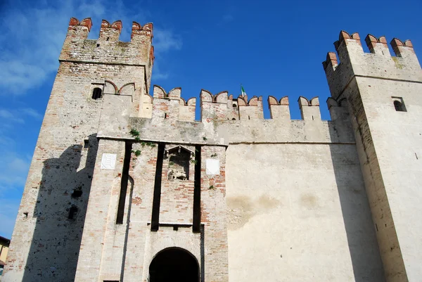 O castelo de Sirmione no Lago de Garda - Brescia - Itália — Fotografia de Stock