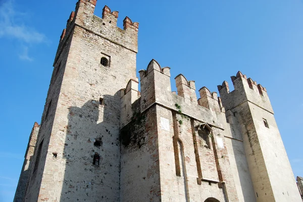 El castillo de Sirmione en el lago de Garda - Brescia - Italia — Foto de Stock