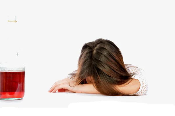 Verzweiflung und Einsamkeit einer alkoholkranken Frau — Stockfoto