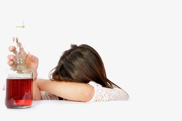 Wanhoop en eenzaamheid van een alcoholische vrouw — Stockfoto