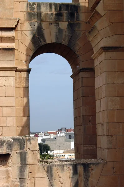 El Jem - El anfiteatro romano en el borde del dese tunecino —  Fotos de Stock