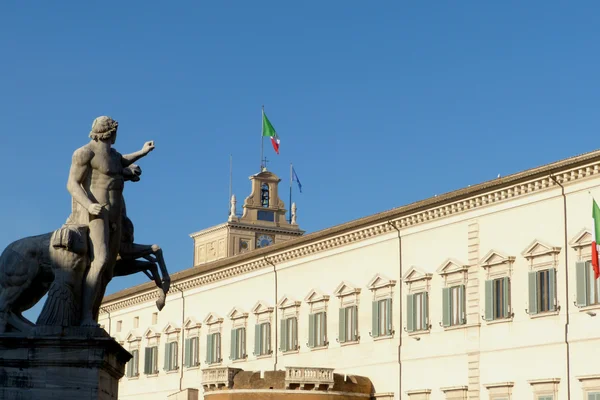 Utsikt över Quirinale torget med fontänen - Rom, Italien — Stockfoto