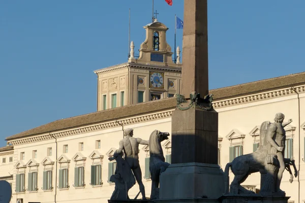 Pohled na náměstí Quirinale s fontánou - Řím, Itálie — Stock fotografie