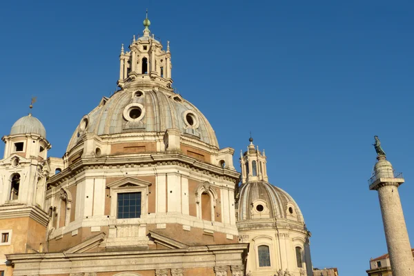 Kostely z Říma a Traianem sloupců - Řím - Itálie — Stock fotografie