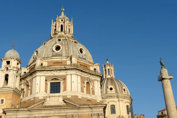 Iglesias de Roma y columna de Trajano - Roma - Italia — Foto de Stock