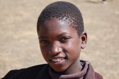Çocuk - köy pomerini yüzleri Afrika görünümünü