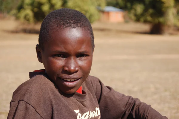 Çocuk - köy pomerini yüzleri Afrika görünümünü — Stok fotoğraf