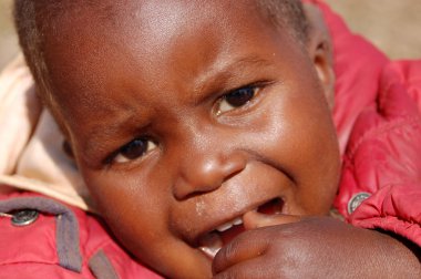 Çocuk - köy pomerini yüzleri Afrika görünümünü