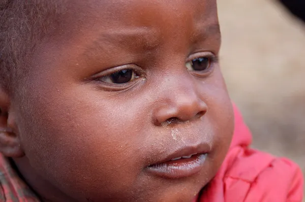 Pohled z Afriky na tvářích dětí - obec pomerini — Stock fotografie