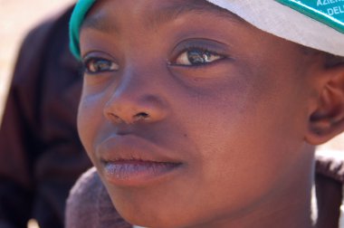 Çocuk - köy pomerini yüzleri Afrika görünümünü