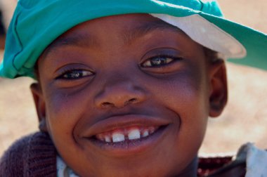 Çocuk - köy pomerini yüzleri Afrika görünümünü