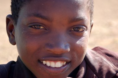 Çocuk - köy pomerini yüzleri Afrika görünümünü