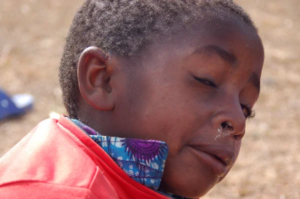 A megjelenés-ból Afrika az arcán a gyerekek - falu pomerini — Stock Fotó
