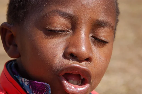 A megjelenés-ból Afrika az arcán a gyerekek - falu pomerini — Stock Fotó