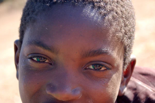 De blik van Afrika op de gezichten van kinderen - dorp pomerini — Stockfoto