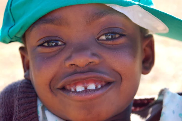 Lo sguardo dell'Africa sui volti dei bambini - Villaggio Pomerini — Foto Stock