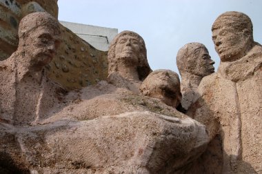 Şehitler Anıtı bab jedid kare üzerinde hedi selmi (1934-1995) dan