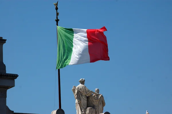 Italská vlajka mávala na oltář vlasti v roma-i — Stock fotografie