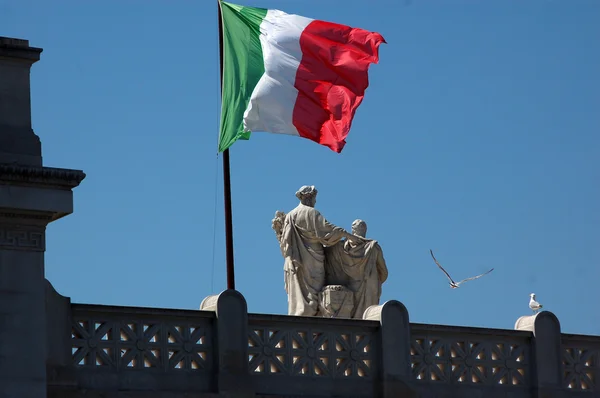 ローマ-i で祖国の祭壇の前に手を振っているイタリアの旗 — ストック写真