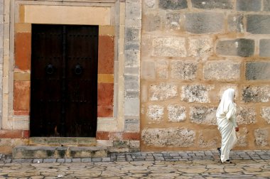 sousse - Tunus bir caddede yürürken Arap kadın