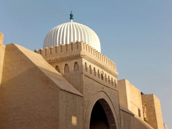 Mohutné hradby města kairouan v Tunisku — Stock fotografie