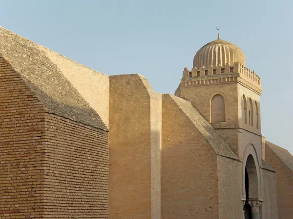 Mohutné hradby města kairouan v Tunisku — Stock fotografie