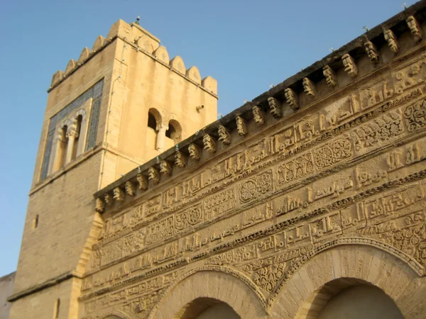 Die massiven mauern der stadt kairouan in tunesien — Stockfoto