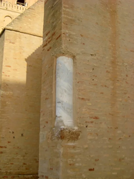 Mohutné hradby města kairouan v Tunisku — Stock fotografie