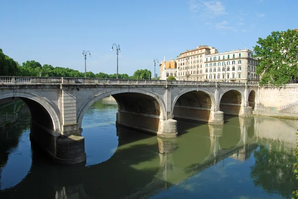 Mosty přes řeku Tiberu v Římě - Itálie — Stock fotografie
