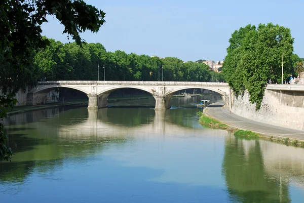 Pontes sobre o rio Tibre em Roma - Itália — Fotografia de Stock