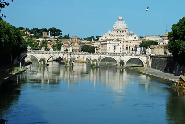 Bruggen over de Tiber in rome - Italië — Stockfoto