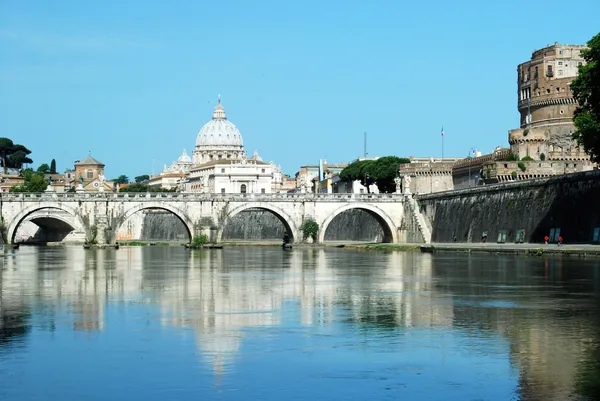 Roma - İtalya'nın tiber Nehri köprüler — Stok fotoğraf