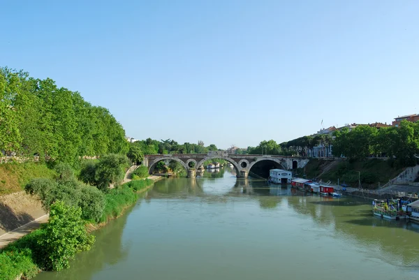 ローマ - イタリアのテヴェレ川にかかる橋 — ストック写真