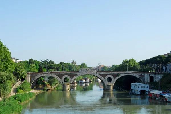 在意大利罗马的台伯河上的桥梁 — 图库照片