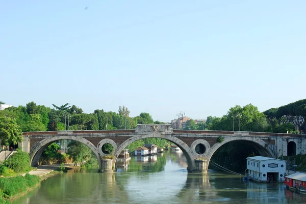 Broarna över floden Tibern i Rom - Italien — Stockfoto