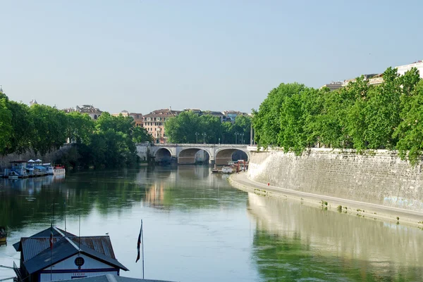 Мосты через реку Тибр в Риме - Италия — стоковое фото