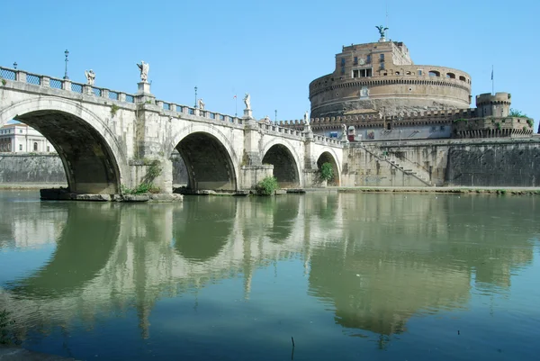 Broarna över floden Tibern i Rom - Italien — Stockfoto