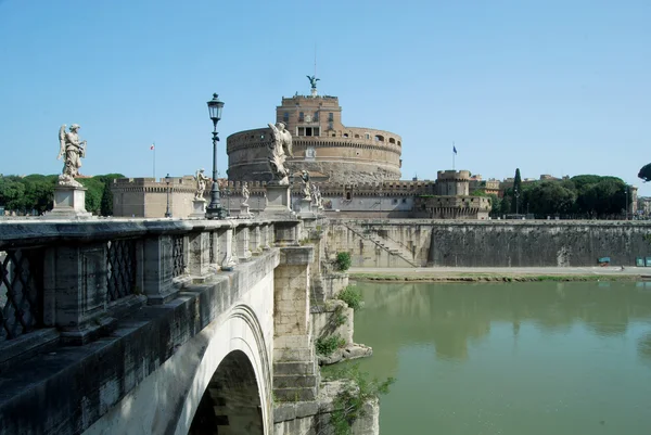 Jembatan di atas sungai Tiber di Roma - Italia — Stok Foto