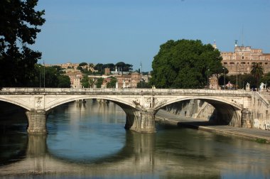 köprünün diğer tarafında tiber Nehri - Roma - İtalya Roma manzarası