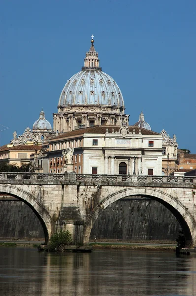 Rome uitzicht vanaf de brug over de tiber rivier - rome - Italië — Stockfoto