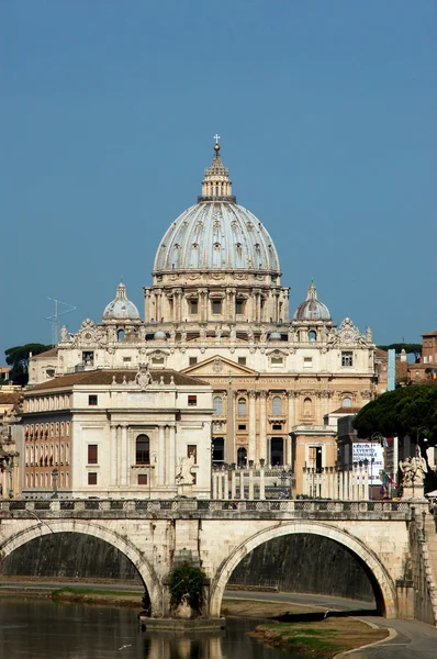 Rome uitzicht vanaf de brug over de tiber rivier - rome - Italië — Stockfoto