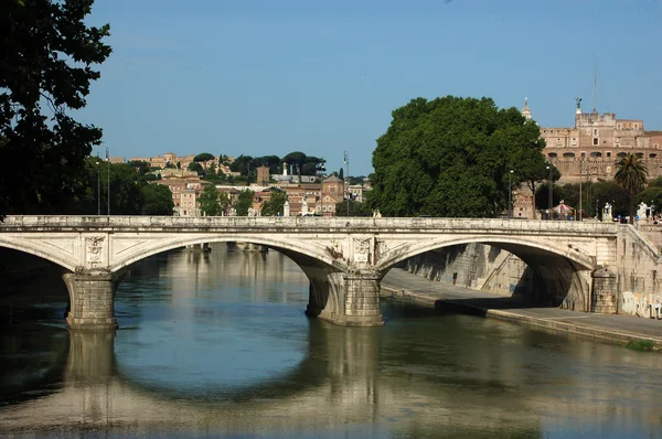 Köprünün diğer tarafında tiber Nehri - Roma - İtalya Roma manzarası — Stok fotoğraf