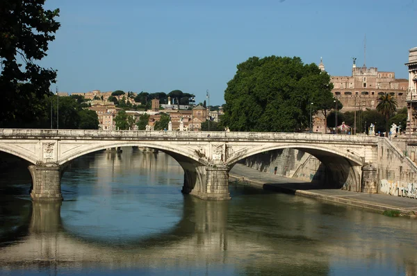 Rom vy från bron över Tibern river - Rom - Italien — Stockfoto